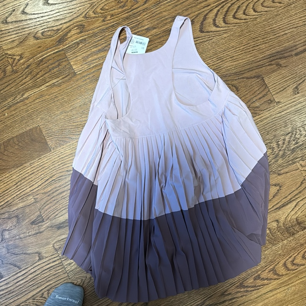 Athleta Swing Forward Pleated Tank NWT - Picture 4 of 4